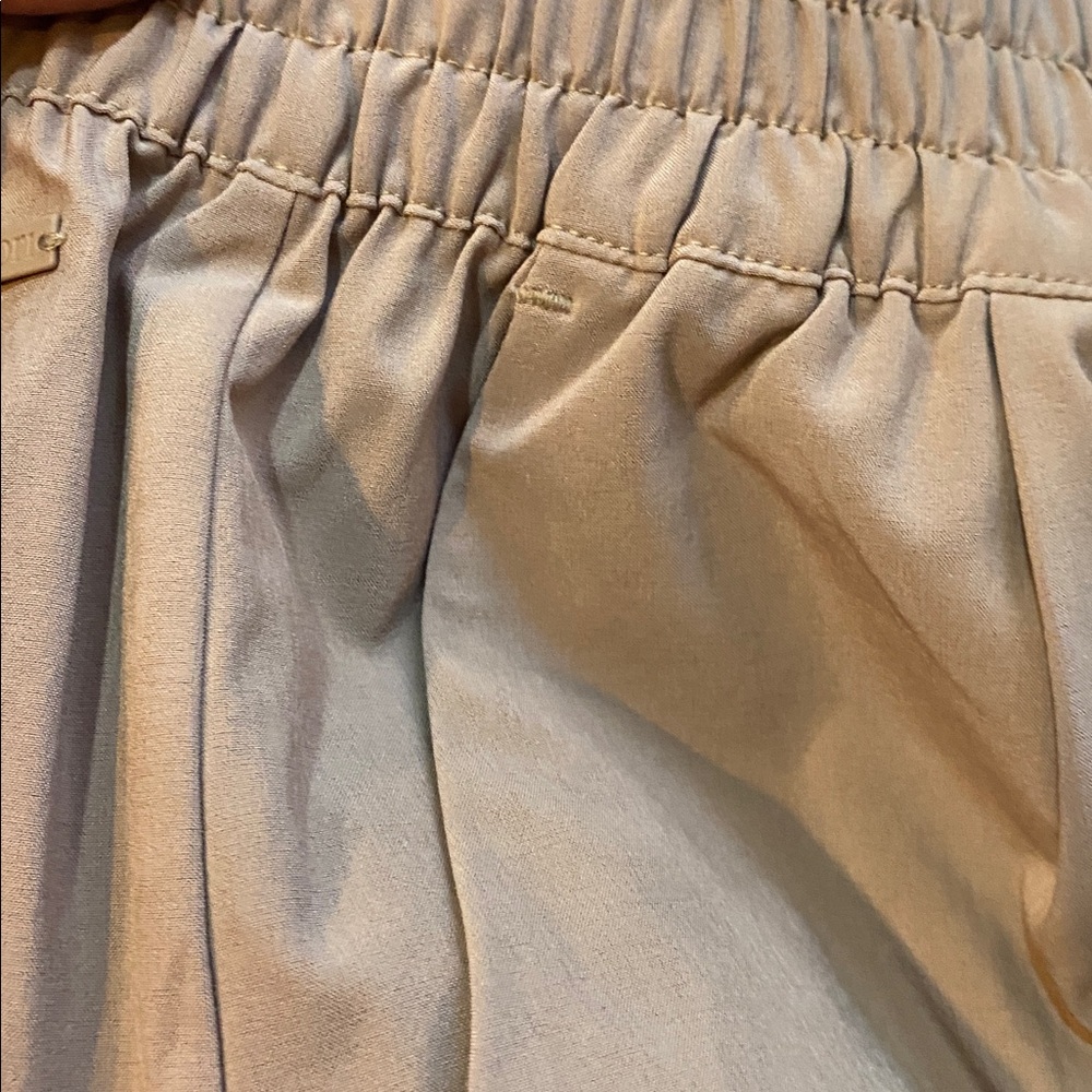 NWT Vuori Villa Shorts SABLE Size: L - Picture 6 of 6